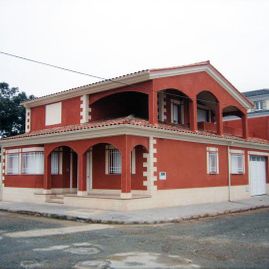 Estudio de Arquitectura Arriba Guillén casa esquinera roja